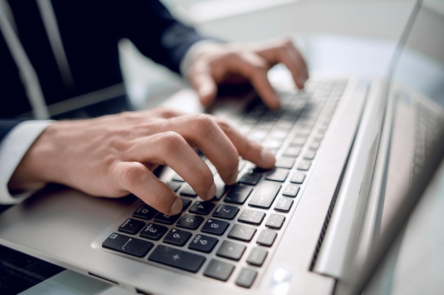 Feche o empresário digitando no teclado do laptop pessoas e tecnologia