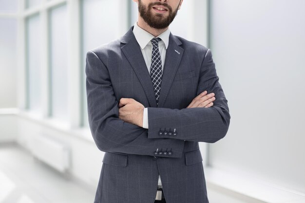 Feche o empresário elegante em pé no conceito officebusiness