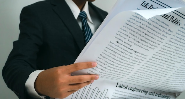 Foto feche o empresário lendo um jornal