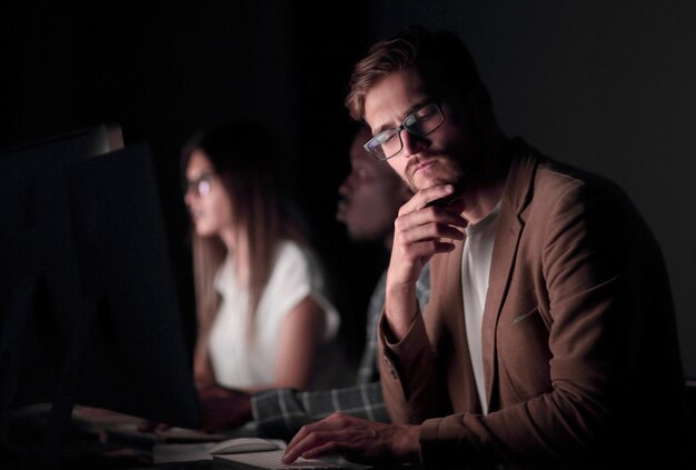 Feche o empresário sério no local de trabalho