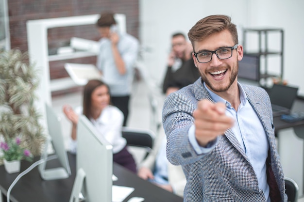 Feche o empresário sorridente apontando o dedo para você o conceito de escolha