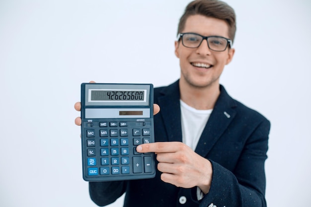 Feche o empresário sorridente mostrando a calculadora