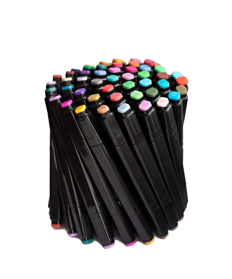 Foto feche o foco seletivo da pilha de marcadores de canetas coloridas em fundo branco isolado de volta à escola e escritórios conceito estacionário marcadores para artistas que desenham esboços