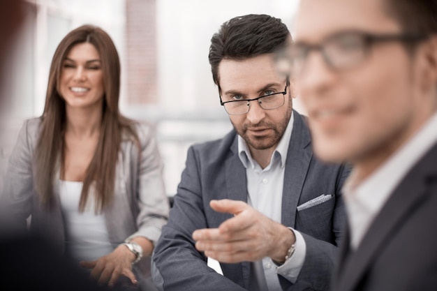 Feche o gerente de projeto está conversando com o funcionário no conceito de negócios da reunião