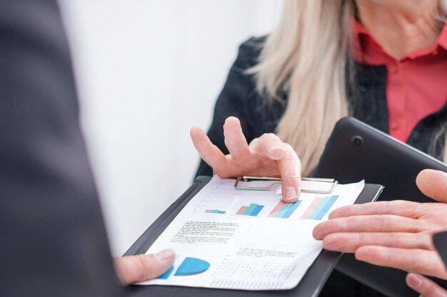 Feche o grupo de funcionários discutindo cronogramas financeiros