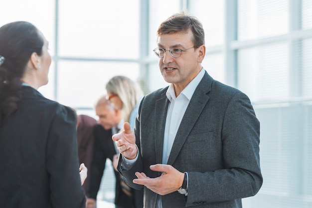 Feche o grupo de trabalho discutindo o conceito de negócio de situação de crise