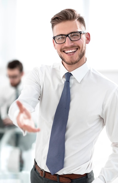 Foto feche o homem de negócios, estendendo a mão para um aperto de mão