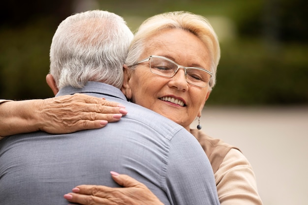 Foto feche o homem e a mulher se abraçando