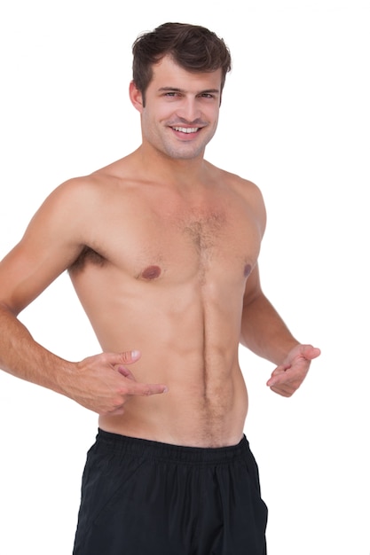 Foto feche o homem sem camisa sorrindo para a câmera