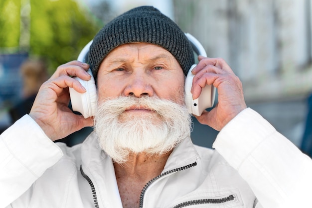 Foto feche o homem usando fones de ouvido