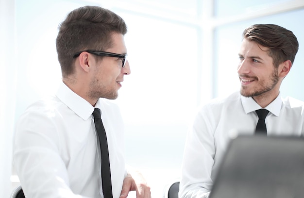 Feche o homem usando um laptopFinanças de negócios e conceito de contabilidade