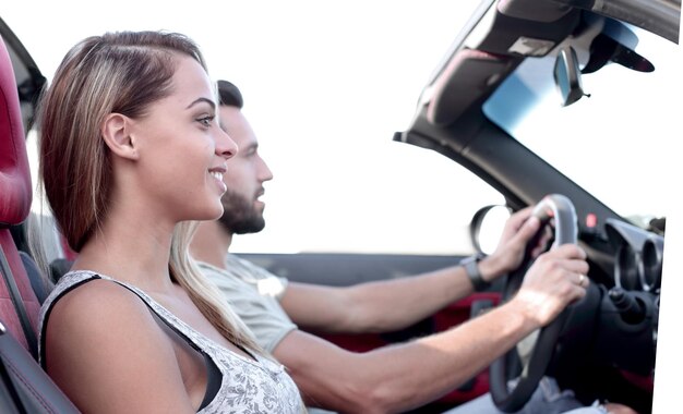 Feche o jovem casal a caminho da lua de mel