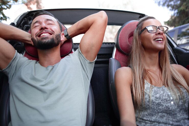 Foto feche o jovem casal desfrutando de uma viagem no carro