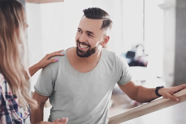 Feche o jovem casal subindo as escadas