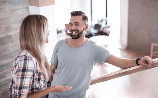 Feche o jovem casal subindo as escadas