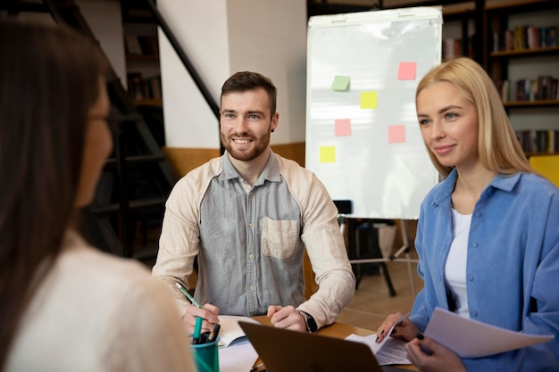 Foto feche o jovem empresário fazendo estágio