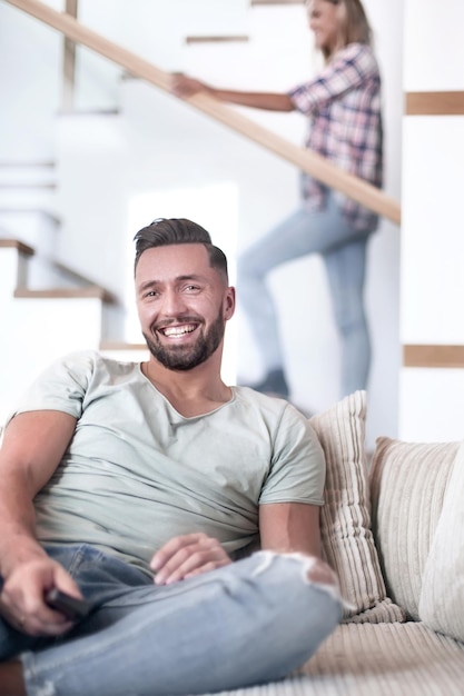 Foto feche o jovem sentado no sofá