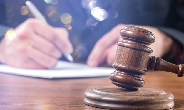 Feche o juiz do martelo com o advogado que trabalha no tribunal.