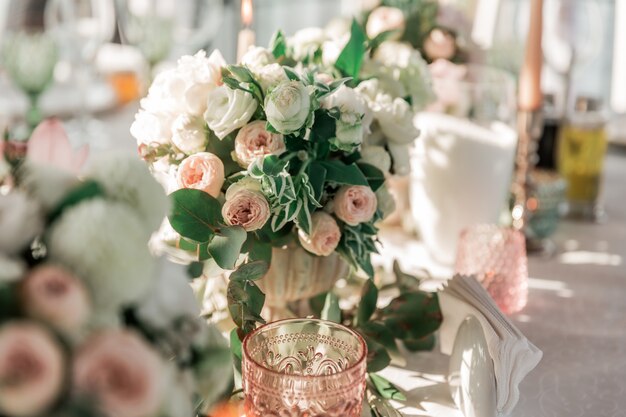 Feche o lindo buquê na mesa do casamento, feriados e tradições