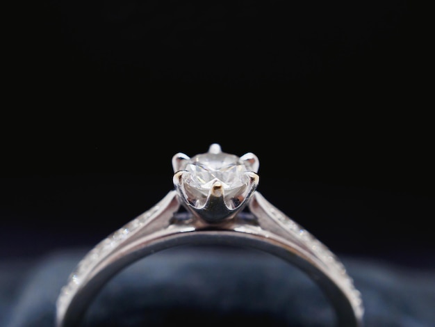 Feche o luxuoso anel de casamento de diamante em uma caixa de joias para presente