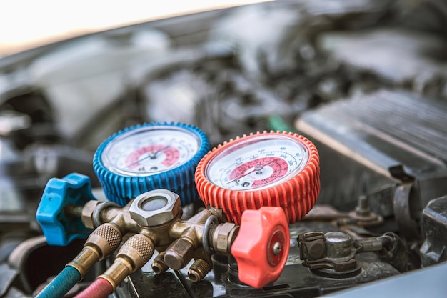 Feche o manifold de medição para encher os condicionadores de ar do carro conceitos de correção e verificação de serviço de reparo e manutenção e seguro do carro