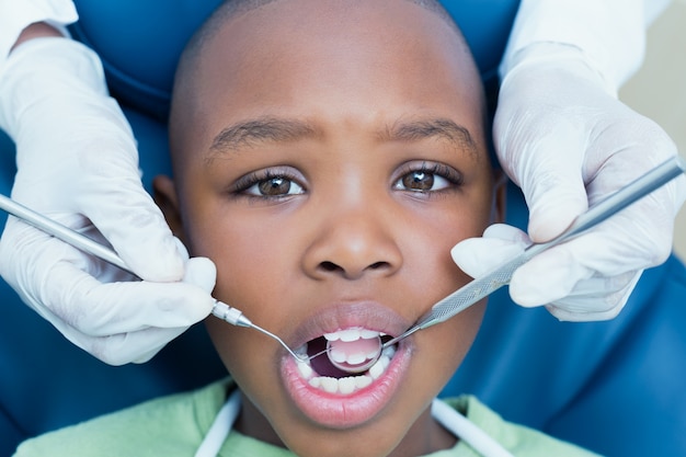 Feche o menino com os dentes examinados