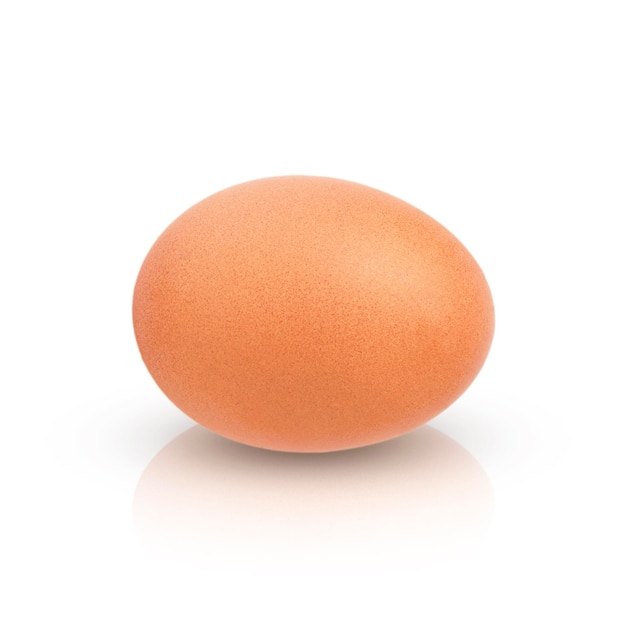 Feche o ovo de galinha isolado no fundo branco com caminhos de recorte para design gráfico