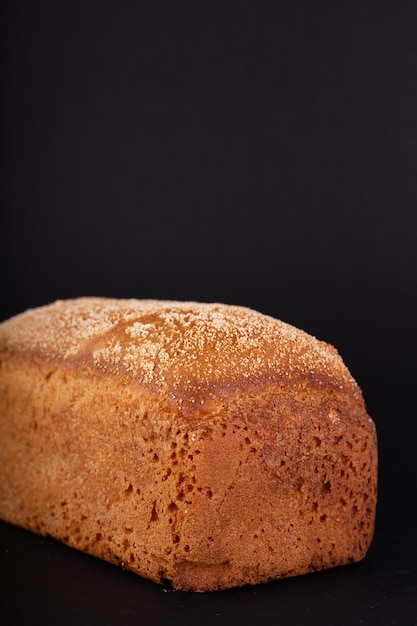 Feche o pão francês magro em um fundo preto Receita de conceito de comida gostosa de pão artesanal