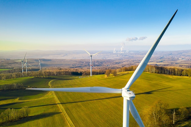 Feche o parafuso de uma vista de drone de turbina eólica