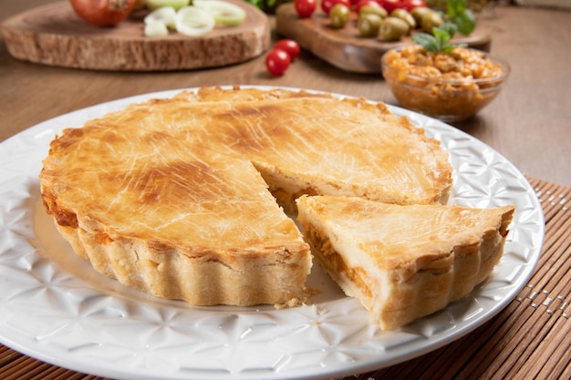 Torta De Galinha Russa Tradicional Kurnik Num Prato Colocado Num Guardanapo  De Mesa Sobre Fundo Cinzento, Vista Lateral Imagem de Stock - Imagem de  marrom, casserol: 161445511