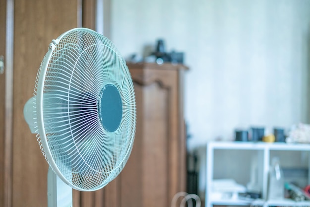 Feche o refrigerador de ar elétrico em casa na sala