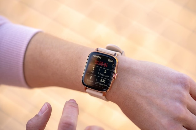 Feche o relógio inteligente preto com o ícone do aplicativo de saúde na tela