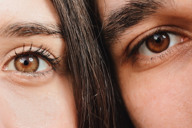 Foto feche o retrato da metade dos rostos de homem e mulher olhando para a câmera.