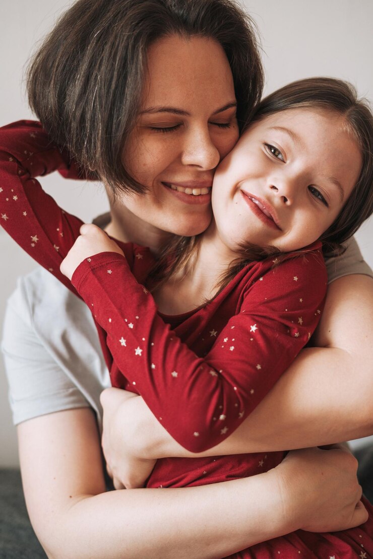Feche o retrato de abraçar a família feliz mãe e filha juntos em casa