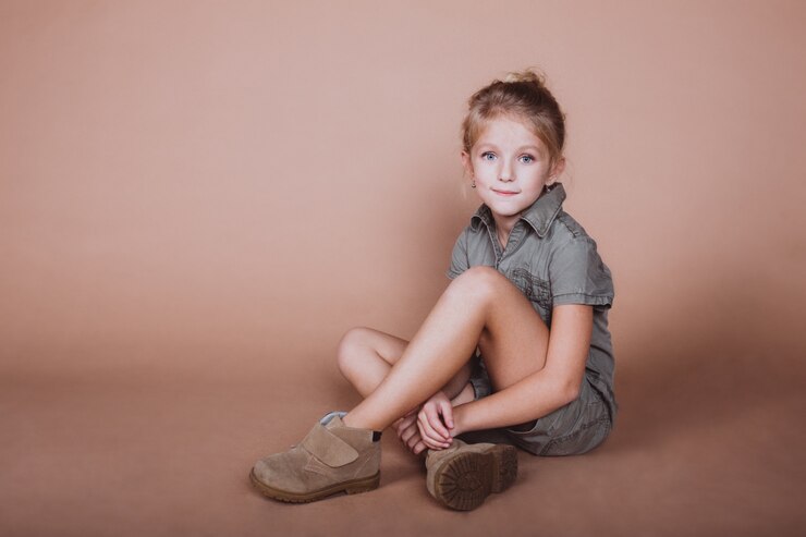 Foto feche o retrato de alegre adorável menina adolescente posando
