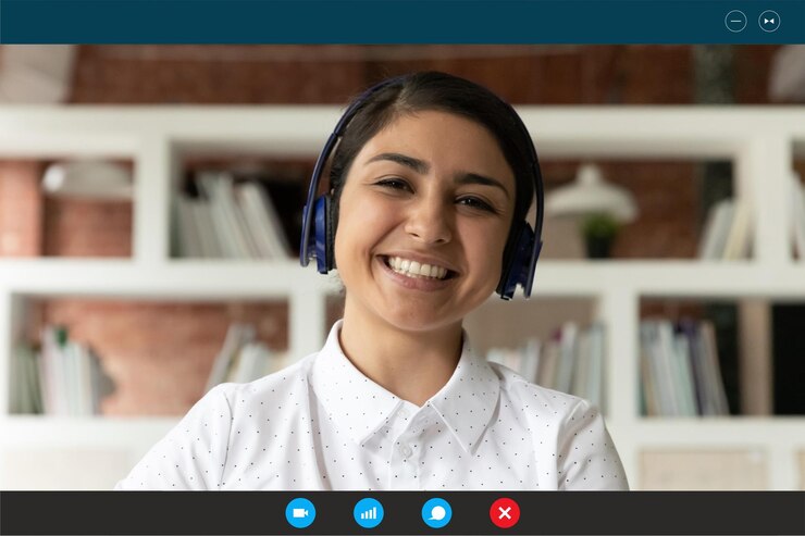 Foto feche o retrato de exibição de tela de uma mulher indiana sorridente em fones de ouvido falar em videochamada em casa mulher étnica feliz em fones de ouvido tem consulta on-line com o cliente falar em conferência de webcam