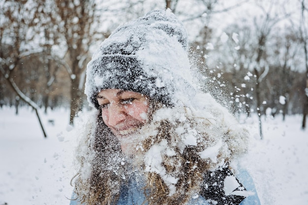 Feche o retrato de inverno ao ar livre de uma mulher em roupas de inverno retrato sincero de uma jovem no inverno