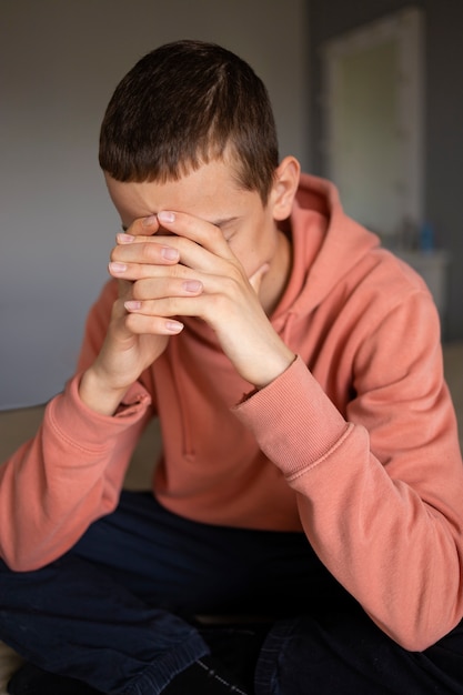 Foto feche o retrato de menino triste