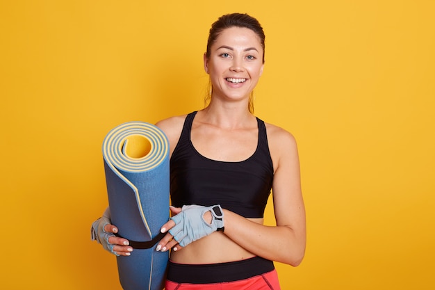 Feche o retrato de mulher de fitness exercício pronto para treino