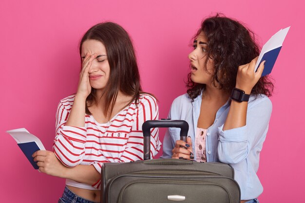 Foto feche o retrato de mulher se atrasando para o avião ou confunda a data do voo