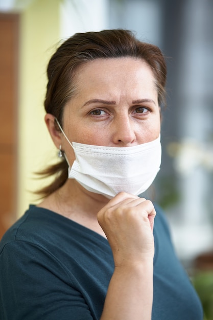 Feche o retrato de mulher usando máscara cirúrgica por causa de vírus e poluição do ar.