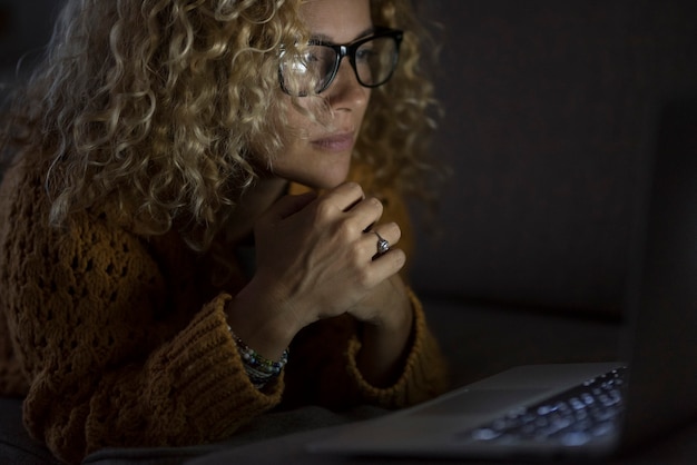 Feche o retrato de pessoas e tecnologia na escuridão