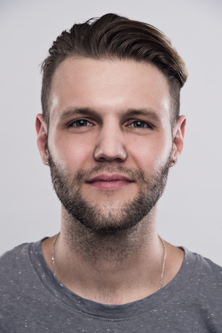 Foto feche o retrato de sério homem barbudo sombrio com penteado elegante posando