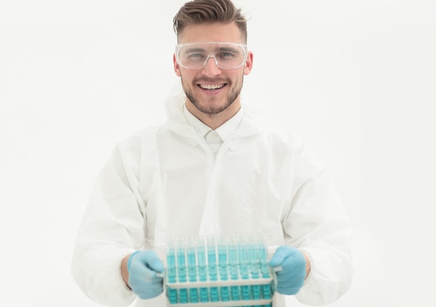 Foto feche o retrato de um cientista moderno em um fundo branco