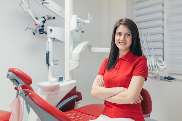 Feche o retrato de um dentista confiante em um consultório médico ou clínica