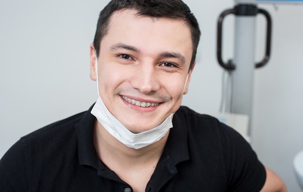 Feche o retrato de um dentista sorridente