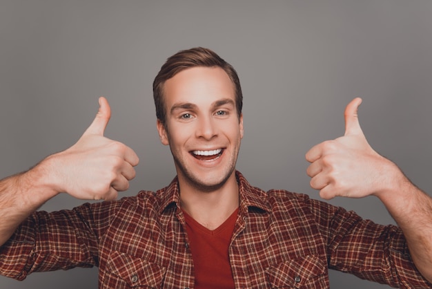 Feche o retrato de um homem alegre e feliz gesticulando