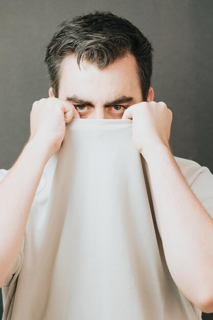 Feche o retrato de um homem saudável, com barba e cabelos pretos, traços fortes, olhando em linha reta, jovem triste e deprimido, sentindo-se chateado Expressões humanas e emoções negativas psicologia da personalidade