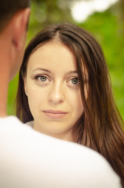 Feche o retrato de um jovem casal amoroso feliz. Relação próxima.