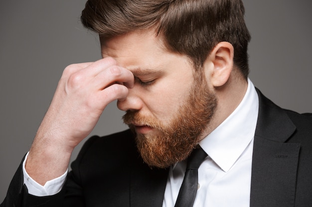 Feche o retrato de um jovem empresário atencioso